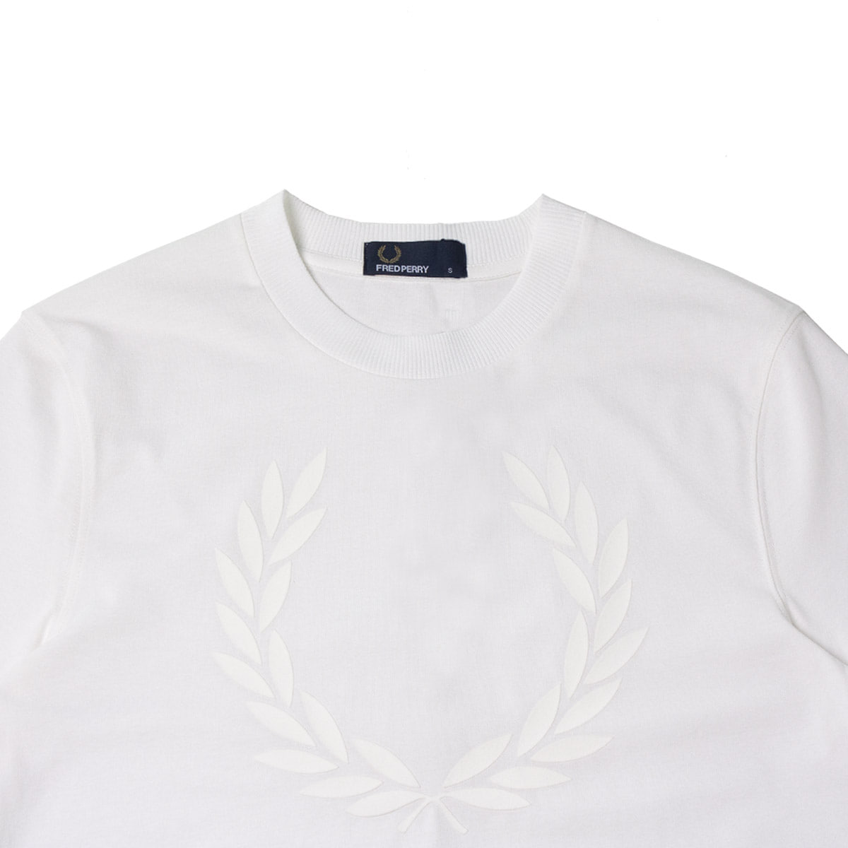 [FRED PERRY] LAUREL WREATH TEXTURED T-SHIRT &#039;SNOW WHITE&#039;