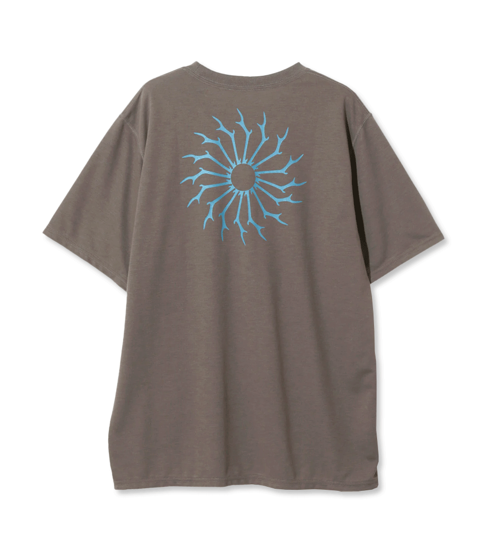 [SOUTH2 WEST8]S/S ROUND POCKET TEE - CIRCLE HORN &#039;CHARCOAL’